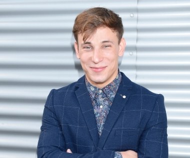 Jest wnuczkiem aktorki Teresy Szmigielówny i szermierza Jerzego Pawłowskiego. W polskim dubbingu "Hobbit: Niezwykła podróż" użyczał głosu samemu Frodo Bagginsowi. Kinowa publiczność poznała go jednak dopiero dzięki filmowi "Miasto 44".

Aktor kinowy, telewizyjny i dubbingowy Józef Pawłowski kończy we wtorek, 29 września, 25. lat. Z tej okazji przypominamy jego aktorskie dokonania. 

 Ekranowy debiut Pawłowski zaliczył w 2011 roku jeszcze będąc studentem Akademii Teatralnej w Warszawie.

Aktor pojawił się wtedy w kilku odcinkach serialu "Przepis na miłość" (na zdjęciu w miłosnym zbliżeniu z Aleksandrą Radwańską).

Pawłowskiego mogliśmy też oglądać w gościnnych występach w "Ojcu Mateuszu" i "Hotelu 52".