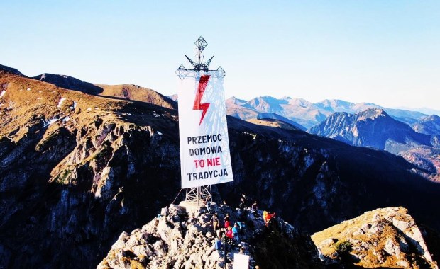 Jest zawiadomienie do prokuratury ws. baneru Strajku Kobiet na krzyżu na Giewoncie