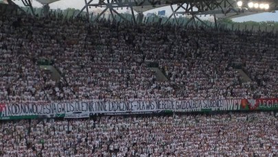 Jest zawiadomienie do prokuratury ws. skandalicznego transparentu kibiców Legii