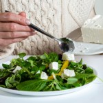 Jest źródłem wapnia i białka, wspiera jelita i odchudzanie. Dlaczego warto jeść ser feta?