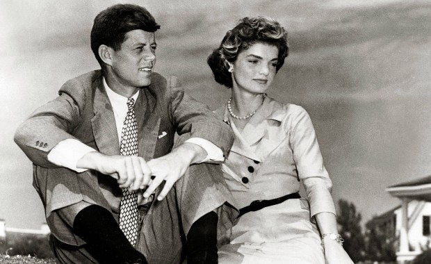 "Jesteś cudowna. Tęsknię". Listy Johna F. Kennedy’ego do kochanki trafiły na aukcję 