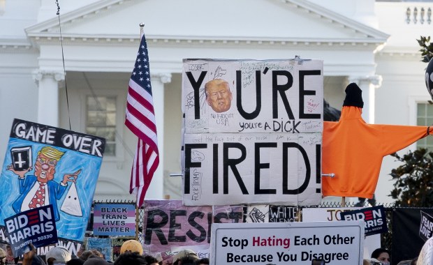 "Jesteś zwolniony". Amerykanie świętują odejście Trumpa