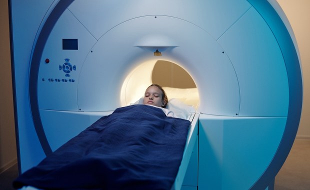 "Jesteśmy pod ścianą". Rodzice zbierają na sprzęt do operowania dzieci