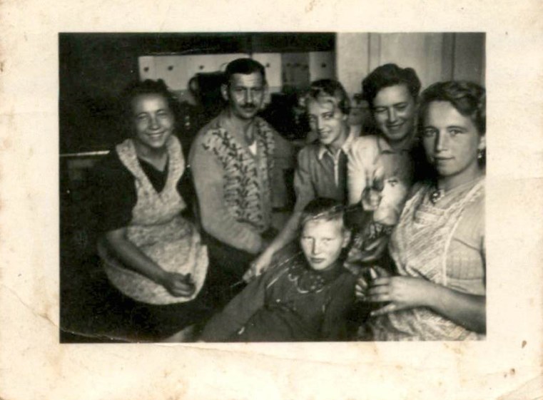 "Jesteśmy w naszej kuchni. Jestem ja, nasz bufetowy, nasza panna Hani Niemka, później nasza koleżanka Ala, Zosia i Kazia" /Archiwum prywatne Piotra Janiaka /