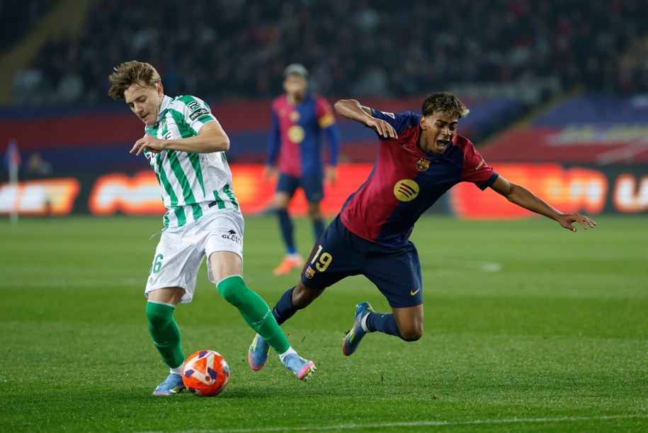 Jesus Fernandez i Lamine Yamal w trakcie meczu FC Barcelona - Real Betis /TONI ALBIR /PAP/EPA