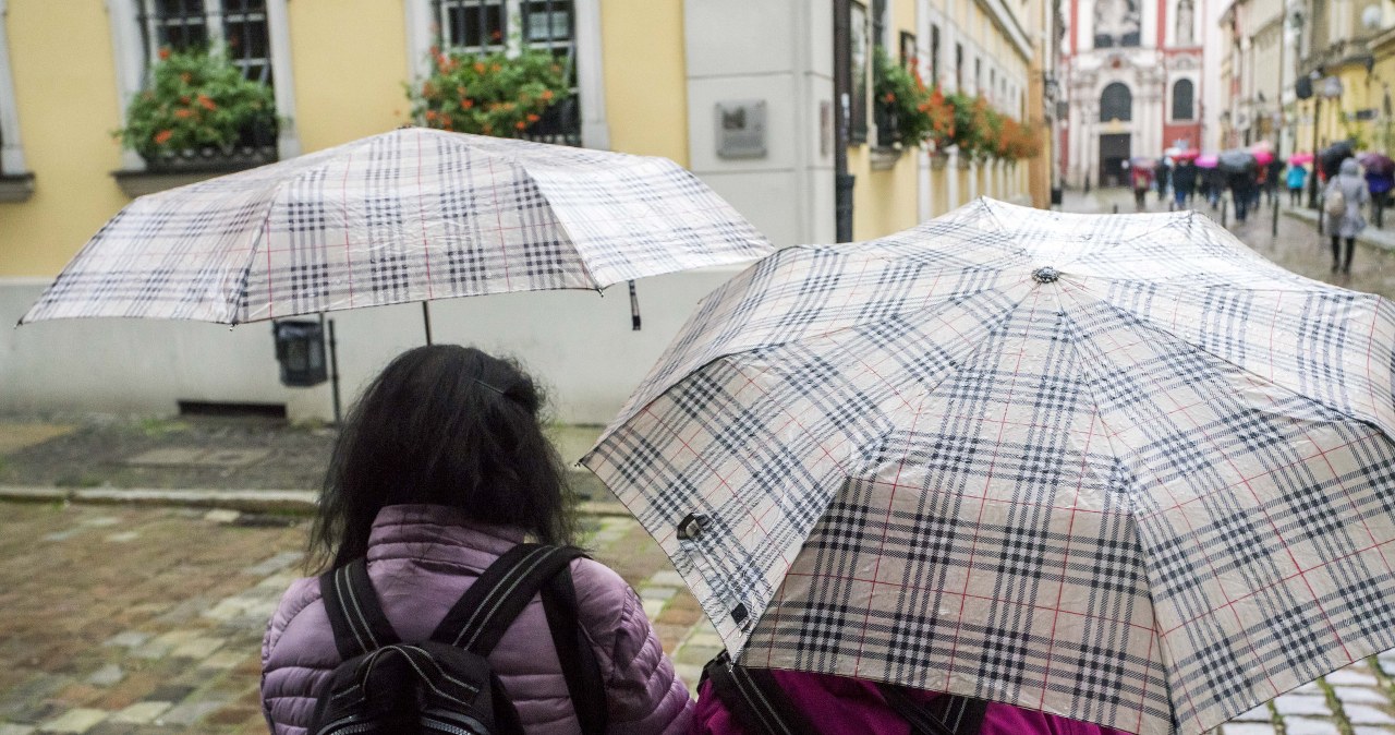 Jeszcze kilka dni z deszczem, potem znów wyjrzy słońce; zdj. ilustracyjne /Dawid Tatarkiewicz/EAST NEWS /East News