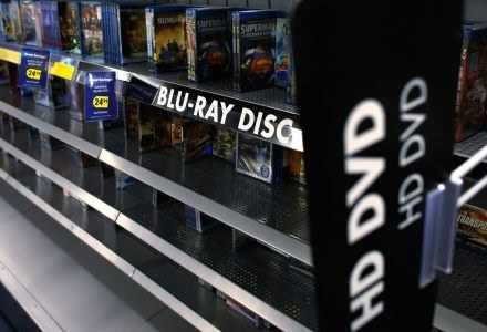 Jeszcze kilka lat temu myśleliśmy, że walka między HD DVD a Blu-ray potrwa latami. /AFP