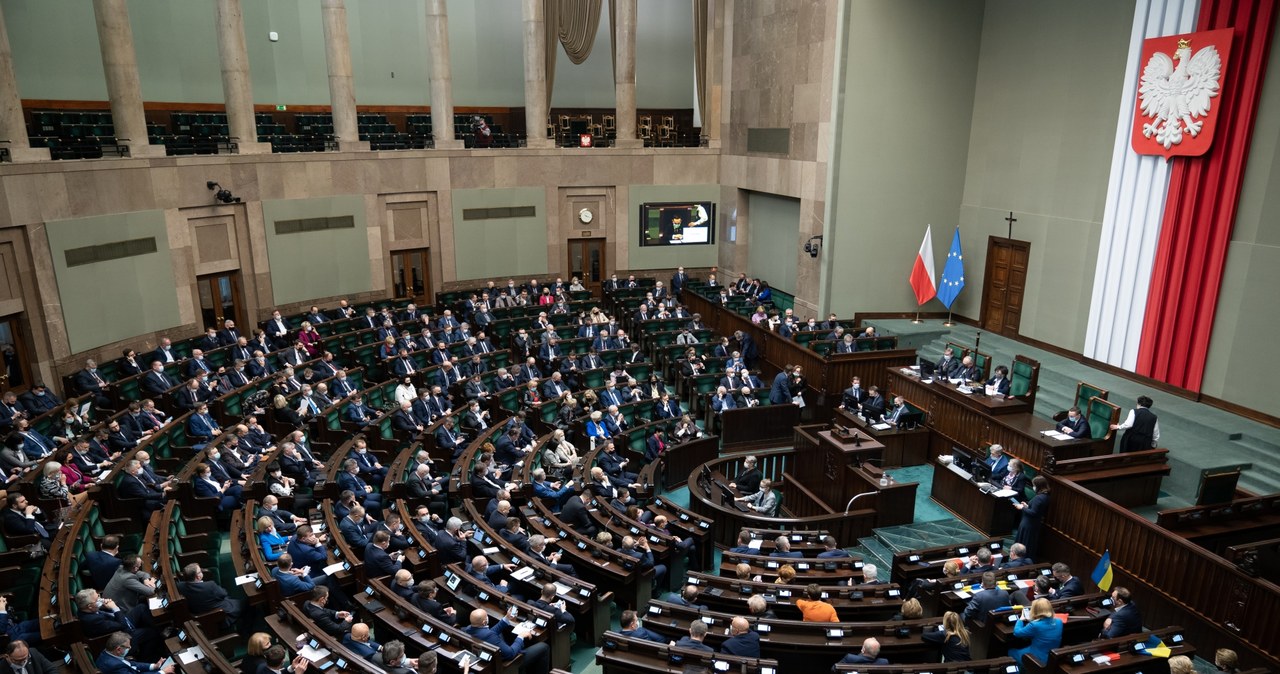 Jeszcze kosztowniejsze prezenty ministrów. Rząd chce zmian /Mateusz Włodarczyk /AFP