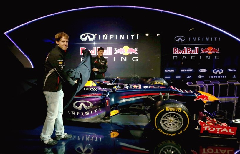 „Jeszcze nie nadałem mu żadnego imienia, musimy się lepiej poznać. Niebawem przekonamy się, czy jeździ tak samo dobrze, jak wygląda” - powiedział o nowym bolidzie Vettel. /AFP