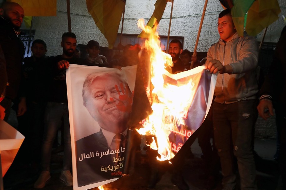 Jeszcze przed ogłoszeniem planu, Palestyńczycy wyszli, by zaprotestować przeciwko jego założeniom /ABED AL HASHLAMOUN    /PAP/EPA