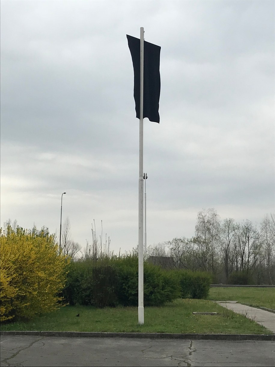 Jeszcze w tym tygodniu zostanie wznowiona akcja poszukiwawcza w czeskiej kopalni Stonawa. Na zdj. opuszczona flaga na terenie kopalni /Marcin Buczek /RMF FM