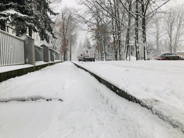 Jezdnia i chodnik na ul. Morgowej są na poziomie ok. 30-40 cm od wysokości posesji /Agnieszka Wyderka /RMF FM