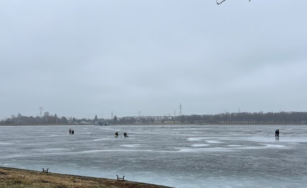 Jeżdżą na motocyklach po zamarzniętym zalewie. "Brak wyobraźni"