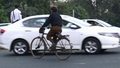 Jeżdżą rowerem, bo nie stać ich na auto…