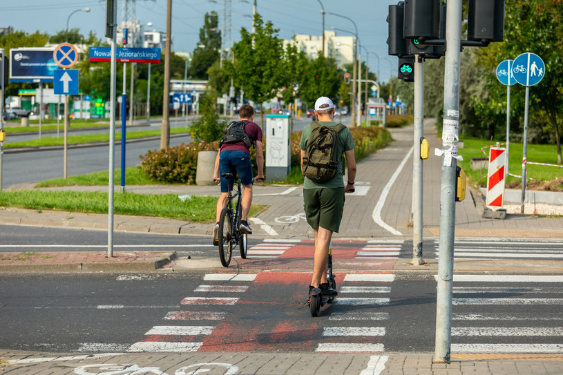 Jeżdżąc na rowerze czy elektrycznej hulajnodze warto zadbać o OC i NNW /Arkadiusz Ziółek /East News
