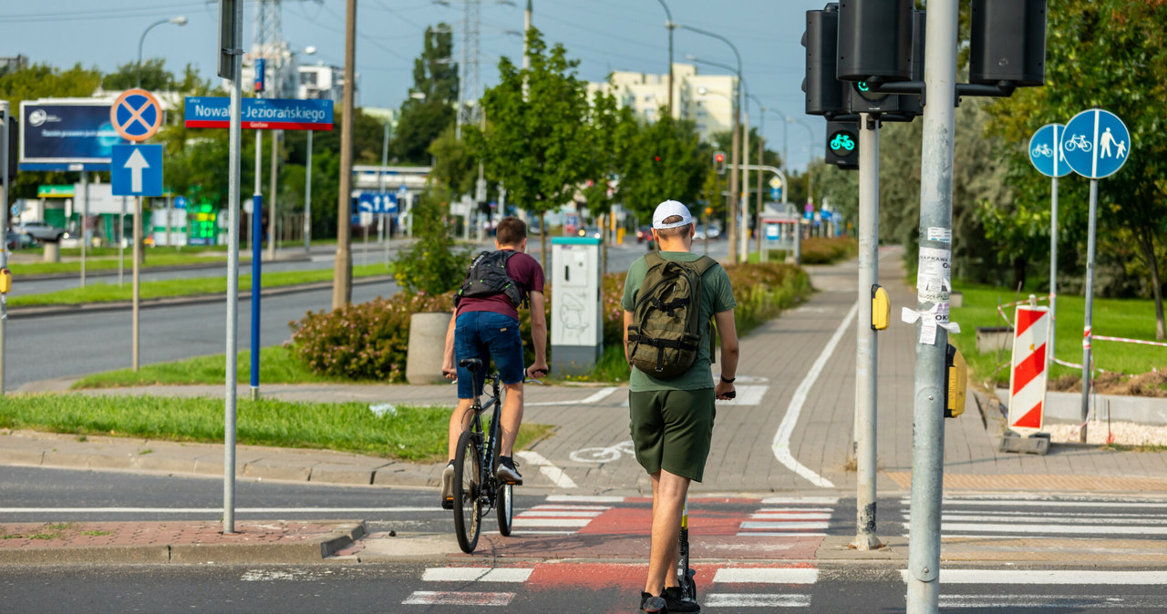 Jeżdżąc na rowerze czy elektrycznej hulajnodze warto zadbać o OC i NNW /Arkadiusz Ziółek /East News