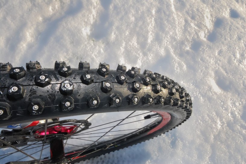 Jeżdżąc na rowerze zimą musimy szczególnie zadbać o bezpieczeństwo. Odpowiednie zimowe opony to mus! /123RF/PICSEL