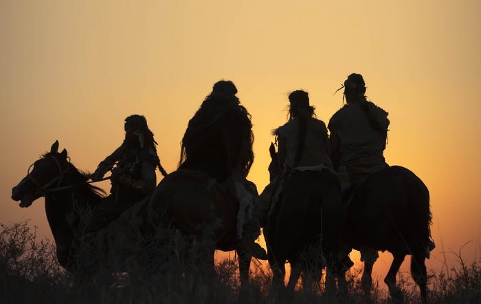 jeźdźcy Botai z Kazachstanu. Kadr z filmu dokumentalnego Equus – Story of the Horse (2018-19) /Niobe Thompson, Handful of Films (Vancouver, Canada) /Materiały prasowe