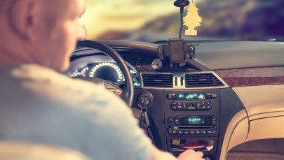 Jeździ w pobliżu szkół w Szczecinie i wabi dziewczynki. Szuka go policja