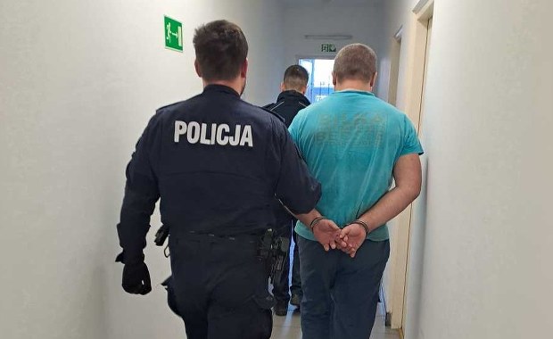 Jeździł czarnym samochodem. Zaczepiał dzieci przed szkołami