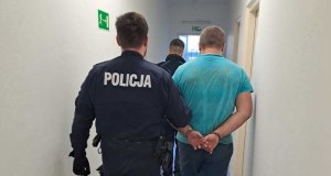 Jeździł czarnym samochodem. Zaczepiał dzieci przed szkołami