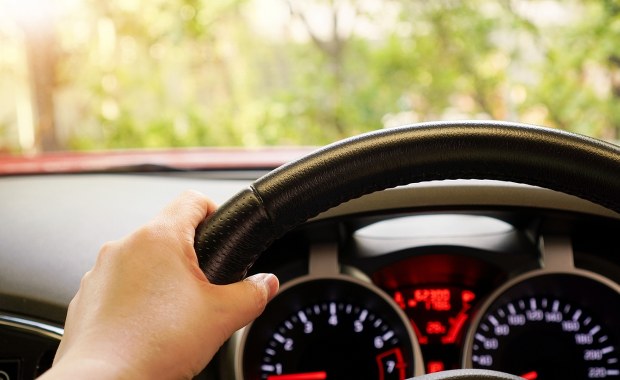 Jeździł zygzakiem. Policjanci zaskoczeni, kto siedział za kółkiem 