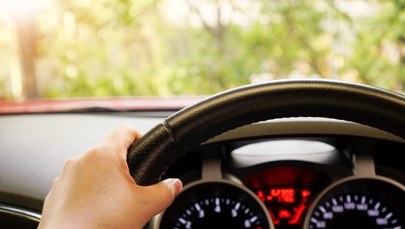 Jeździł zygzakiem. Policjanci zaskoczeni, kto siedział za kółkiem 