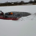 Jeździli autem po zamarzniętym jeziorze. Nagle lód się załamał