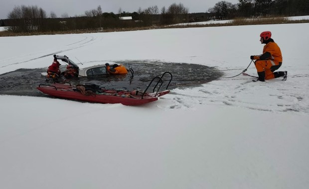 Jeździli autem po zamarzniętym jeziorze. Nagle lód się załamał