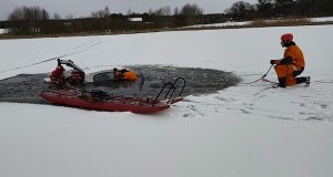 Jeździli autem po zamarzniętym jeziorze. Nagle lód się załamał