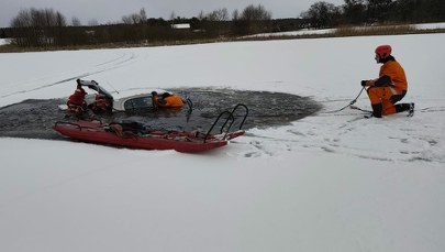 Jeździli autem po zamarzniętym jeziorze. Nagle lód się załamał