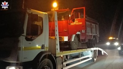 Jeździli wozem strażackim. Kierowca bez uprawnień, pasażerowie pijani