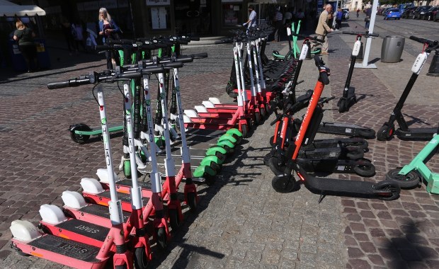 Jeździsz e-hulajnogą? Sprawdź, jakie zmiany wprowadzają niektóre miasta
