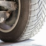 Jeździsz latem na zimowych oponach? Policjant sprawdzi jeden szczegół