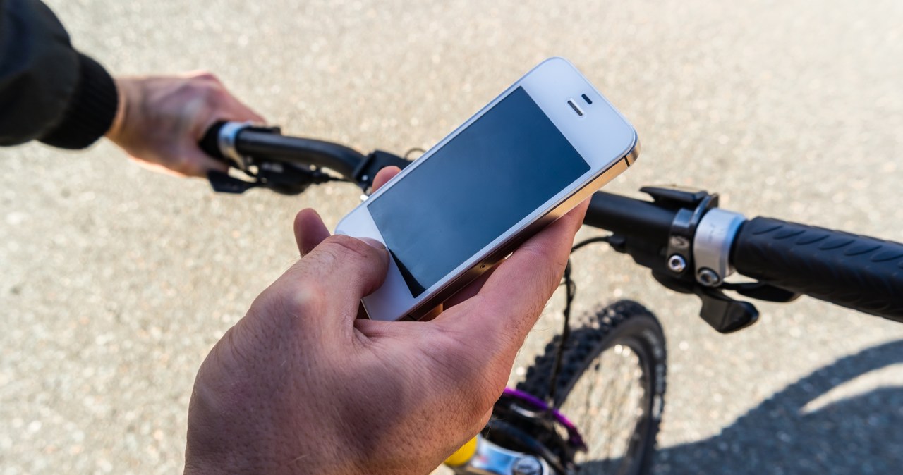 Jeździsz na rowerze ze smartfonem? Zadbaj o bezpieczeństwo gadżetu! /materiały prasowe