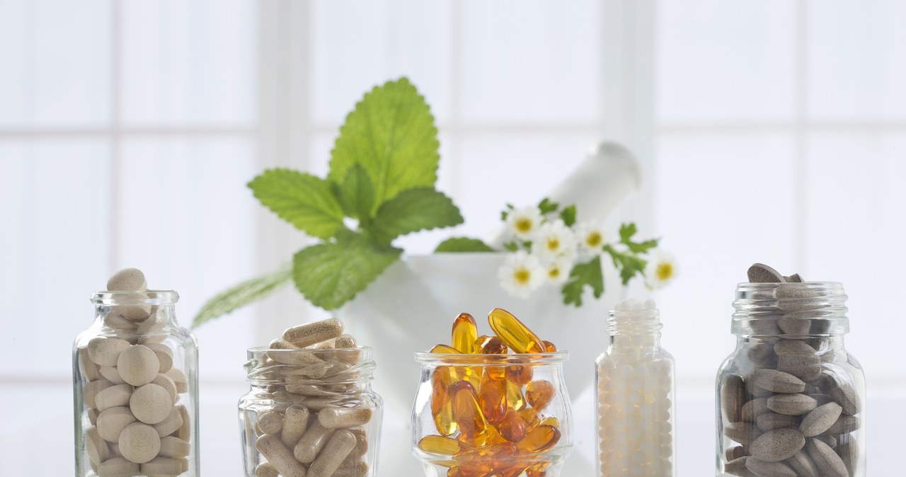 Jeżeli bierzesz doustne tabletki, kapsułki w terapii cukrzycy, nie łykaj leków na ból i przeziębienie /123RF/PICSEL