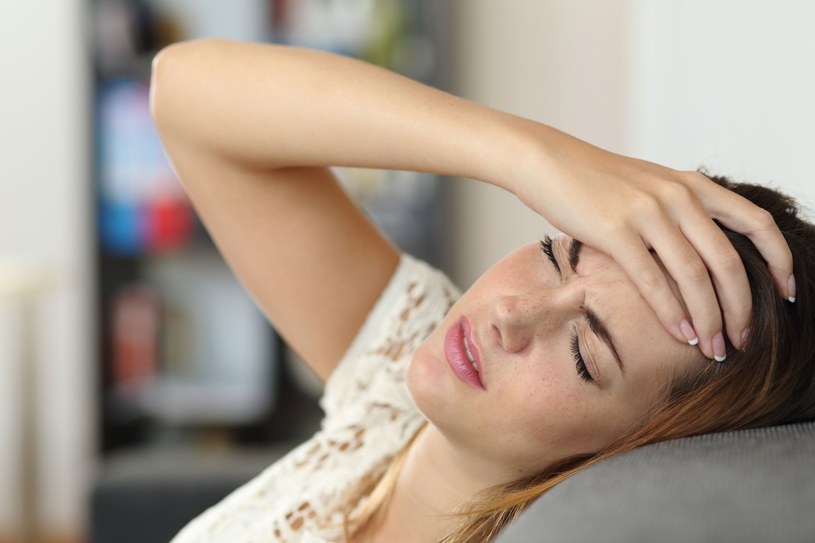 Jeżeli ból głowy występuje kilka razy w tygodniu udaj się do specjalisty. Podłoże może być różne /123RF/PICSEL