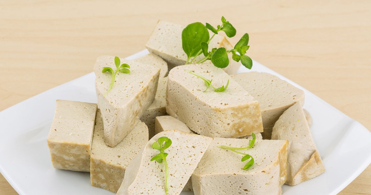 Jeżeli chcemy zjeść wegetariański klepok, zastąpmy kiełbasę tofu