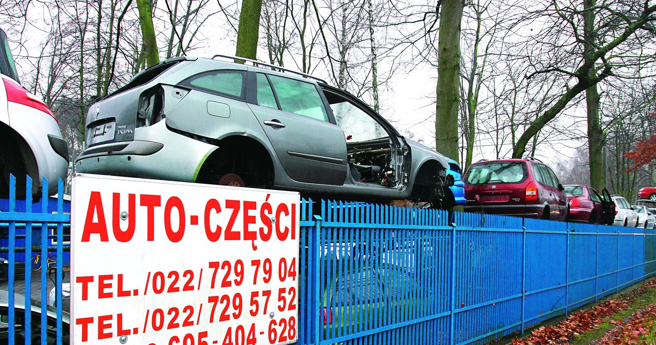 Jeżeli masa pojazdu jest o ponad 10 proc. niższa niż zapisana w dowodzie rejestracyjnym, przedsiębiorca ze stacji demontażu pojazdów może pobrać od właściciela nawet 10 zł za każdy brakujący kilogram. /Motor