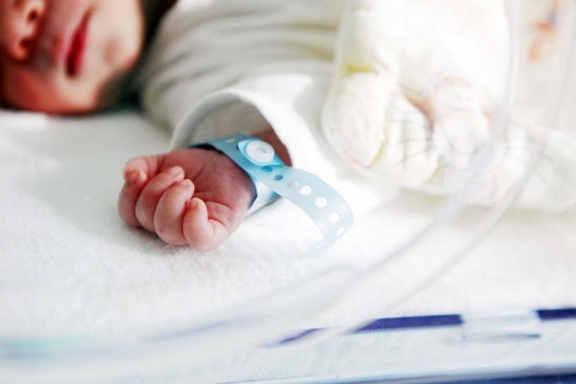 Jeżeli matka od razu, zostawiając po porodzie dziecko w szpitalu, zrzeknie się praw, maluch szybciej znajdzie nową rodzinę /123RF/PICSEL