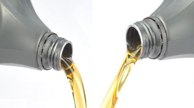 Jeżeli między wymianami oleju trzeba go dolać tyle, ile wynosi pojemność układu smarowania, to można uznać że silnik „bierze olej”. /Motor