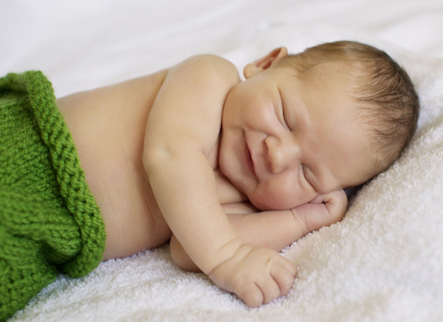 Jeżeli niemowlę prawidłowo się rozwija i systematycznie przybiera na wadze, to nie ma potrzeby przerywania jego snu /123RF/PICSEL