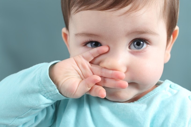 Jeżeli niemowlęciu dokucza sapka, wystarczy jednorazowe oczyszczenie nosa. /123RF/PICSEL