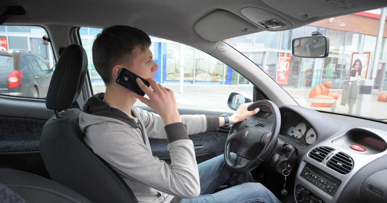 Jeżeli parking nie został oznakowany jako „strefa ruchu”, mundurowi mogą karać jedynie za nieprzestrzeganie znaków drogowych. W związku z tym za jazdę ze znaczną prędkością, bez świateł, z telefonem komórkowym przy uchu, bez pasów, czy nawet bez prawa jazdy nie grozi mandat i nie ma podstaw do interwencji. /Motor