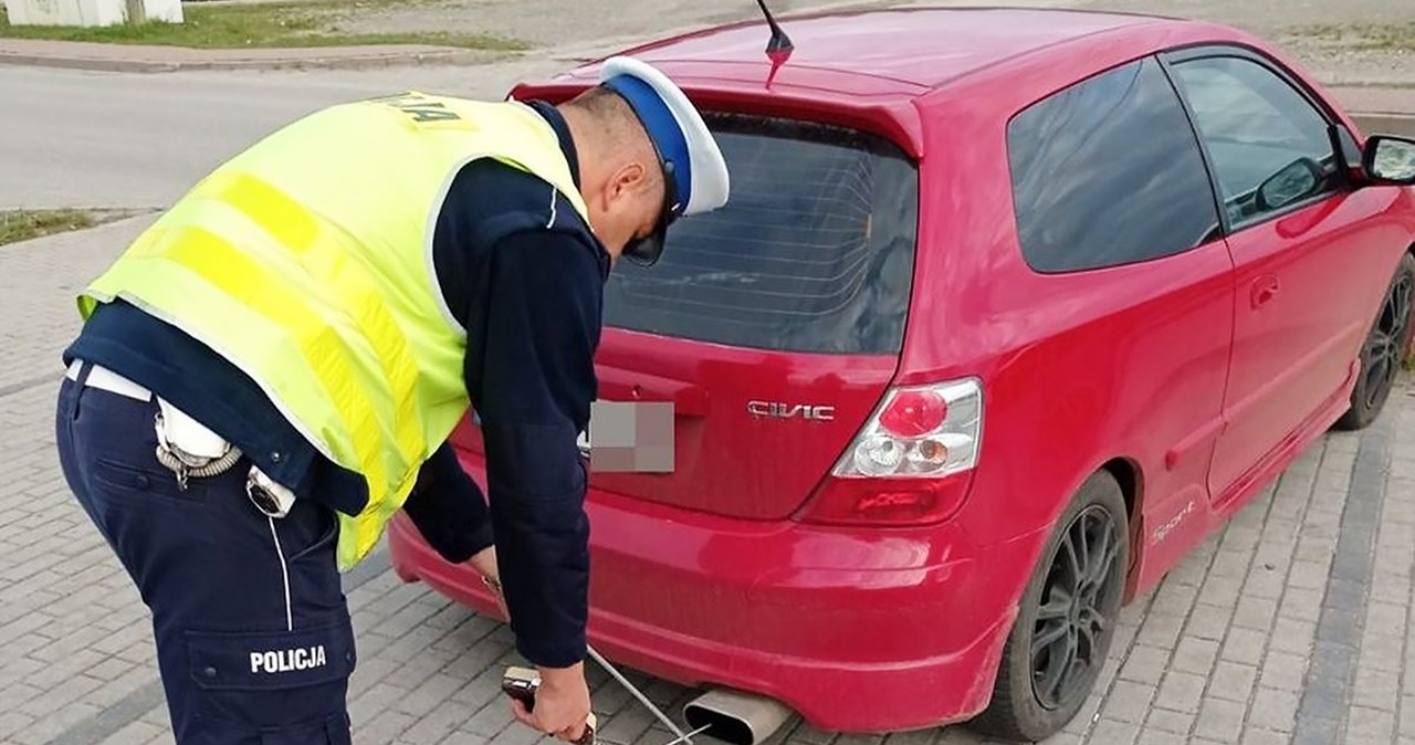 Jeżeli pomiar wykaże, że pojazd wydaje dźwięki przekraczające 94 decybele, jego właściciel straci dowód rejestracyjny /Policja