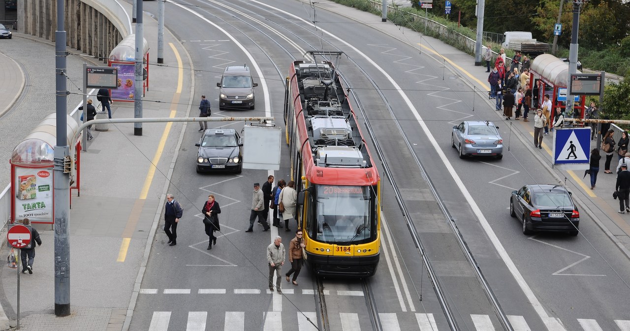 Jeżeli przystanek nie jest zlokalizowany na chodniku i nie ma wysepki, a zbliża się do niego lub stoi na nim tramwaj, kierowca musi umożliwić pieszym swobodny dostęp do pojazdu komunikacji publicznej. Auto może ruszyć, kiedy nikt już nie wsiada lub nie wysiada z tramwaju. /Motor