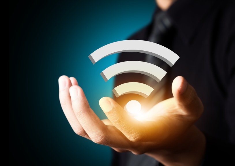Jeżeli twój smartfon i telewizor łączą się z domową siecią Wi-Fi, możesz je w łatwy sposób sparować /123RF/PICSEL