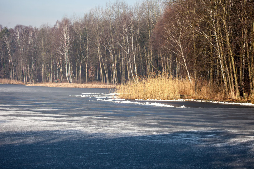 Jeziora prezentują się pięknie również zimą. /123RF/PICSEL