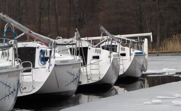 Jeziora wciąż pod lodem, ale pierwsze jachty już zwodowane