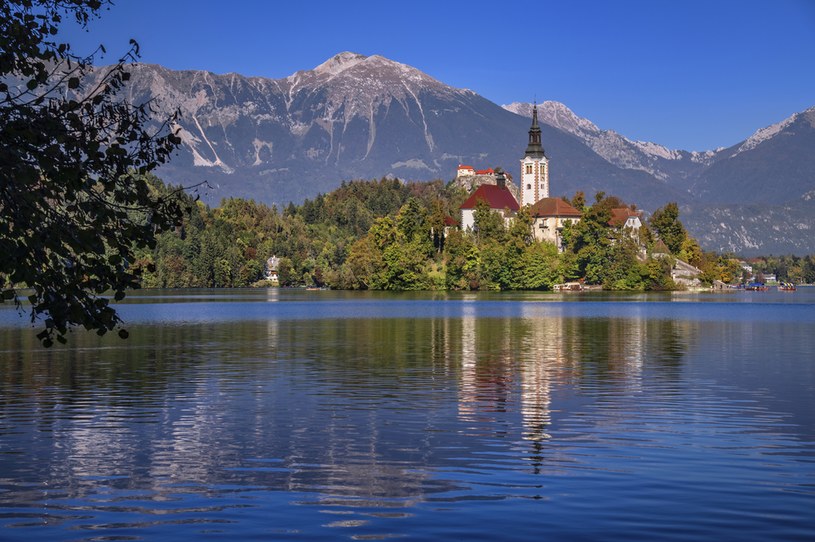 Jezioro Bled to malownicze miejsce, z którego można podziwiać kościół na wyspie /Hugh Rooney/Eye Ubiquitous/Universal Images Group /Getty Images